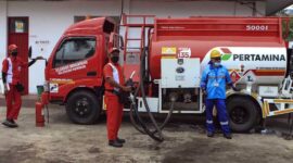 Mobil tangki kapasitas 5.000 liter yang disiapkan sebagai SPBU keliling untuk melayani pembelian solar bagi truk angkutan batubara di Jambi.(KOMPAS.com/ AJI YK PUTRA)