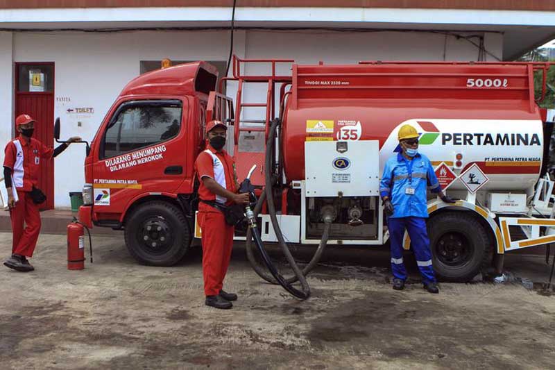 Mobil tangki kapasitas 5.000 liter yang disiapkan sebagai SPBU keliling untuk melayani pembelian solar bagi truk angkutan batubara di Jambi.(KOMPAS.com/ AJI YK PUTRA)