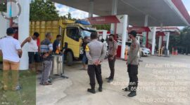 Personel Polsek Betara Melakukan Pemantauan Stok BBM di SPBU Desa Muntialo, Kecamatan Betara, , Sabtu (3/9/22). FOTO : Humas Res TJB