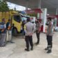 Personel Polsek Betara Melakukan Pemantauan Stok BBM di SPBU Desa Muntialo, Kecamatan Betara, , Sabtu (3/9/22). FOTO : Humas Res TJB