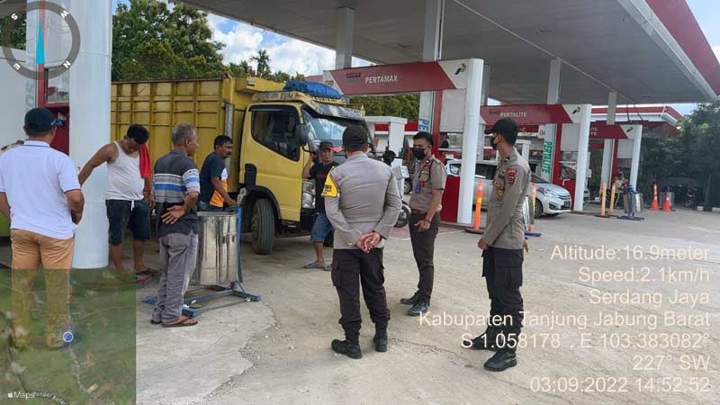 Personel Polsek Betara Melakukan Pemantauan Stok BBM di SPBU Desa Muntialo, Kecamatan Betara, , Sabtu (3/9/22). FOTO : Humas Res TJB