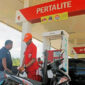 Petugas SPBU melayani masyarakat dengan mengisi BBM jenis Pertalite di Kota Sorong, Papua Barat Sumber : ANTARA FOTO/Olha Mulalinda



