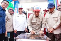 RESMIKAN SPBUN: Menteri Koperasi Ferry Juliantono didampingi Wakil Menteri Kelautan dan Perikanan Didit Herdiawan, Anggota Komite BPH Migas Fathul Nugroho, dan Direktur Pemasaran Ritel Pertamina Patra Niaga Eko Ricky Susanto menandatangani prasasti peresmian SPBUN di Bakongan Timur, Aceh Selatan, Selasa (28/4). (FOTO : Dok. Pertamina)