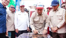 RESMIKAN SPBUN: Menteri Koperasi Ferry Juliantono didampingi Wakil Menteri Kelautan dan Perikanan Didit Herdiawan, Anggota Komite BPH Migas Fathul Nugroho, dan Direktur Pemasaran Ritel Pertamina Patra Niaga Eko Ricky Susanto menandatangani prasasti peresmian SPBUN di Bakongan Timur, Aceh Selatan, Selasa (28/4). (FOTO : Dok. Pertamina)