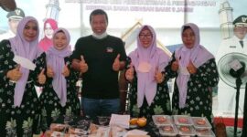 Bupati Tanjab Timur, H. Romi Hariyanto Saat di Stand Dekranasda Tanjab Barat, Jumat (7/1/22). FOTO : Humaira