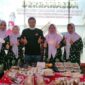 Bupati Tanjab Timur, H. Romi Hariyanto Saat di Stand Dekranasda Tanjab Barat, Jumat (7/1/22). FOTO : Humaira