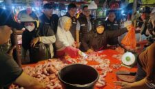 Satgas Pangan Polda Jambi Saat Sidak Pasar Terhadap Stok dan Harga Daging Ayam dan Sapi di Pasar Angso Duo. FOtO : HMS