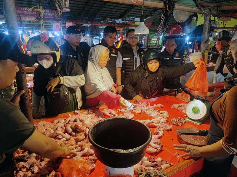 Satgas Pangan Polda Jambi Saat Sidak Pasar Terhadap Stok dan Harga Daging Ayam dan Sapi di Pasar Angso Duo. FOtO : HMS