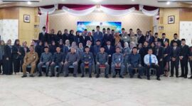 Sekda Tanjung Jabung Barat H Agus Sanusi memimpin pelantikan dan pengambilan Sumpah dan Janji Pejabat Fungsional Kesehatan dan Struktural di Balai Pertemuan Kantor Bupati, Senin (23/5/22). FOTO : Lintastungkal