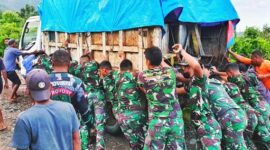 Sigap Satgas Pamtas RI-RDTL Yonif 743/PSY Evakuasi Kendaraan Masyarakat Terperangkap di Jalan Perbatasan, Rabu (22/12/21).