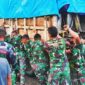 Sigap Satgas Pamtas RI-RDTL Yonif 743/PSY Evakuasi Kendaraan Masyarakat Terperangkap di Jalan Perbatasan, Rabu (22/12/21).