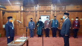 FOTO : Gubernur Jambi, Fachrori Umar Saat Melantik dan Mengambil Sumpah Jabatan H. Sudirman untuk ketiga kalinya sebagai Penjabat (Pj) Sekretaris Daerah Provinsi Jambi, Kamis (30/07/20).