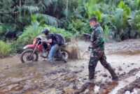 FOTO : Dandim 0419/Tanjab Letkol Inf Erwan Susanto saat Menuju ke Sasaran TMMD Ke-108 di Desa Labuhan Pring Kecamatan Sadu, Kabupaten Tanjung Jabung Timur, Jum’at (26/06/20).