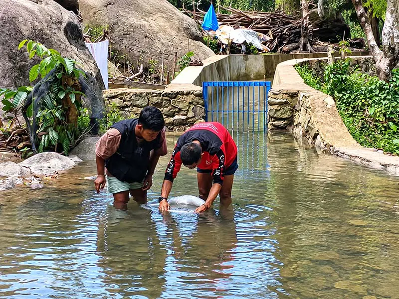 Sinergi Energi Bersih dan Ekowisata di Ranah Minang. Intip aksi warga saat merawat saluran air (intake) Pembangkit Listrik Tenaga Mikrohidro (PLTMH) di kawasan Air Terjun Lubuk Hitam, Kota Padang. (FOTO : Dok. PERTAMINA)