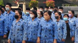 PNS Tanjab Barat Saat Mengikuti Pengambilan Sumpah Janji PNS di haaman BKPSDM Tanjab Barat, Rabu (17/11/21). FOTO : LT