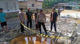 Kapolsek Sungai Gelam, IPDA Yohanes Candra Putra, SE, MH Saat Meninjau lokasi semburan lumpur di RT 21, Desa Persiapan Air Merah, Kecamatan Sungai Gelam, Kabupaten Muaro Jambi, Jum'at (03/6/22).
