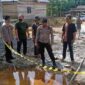 Kapolsek Sungai Gelam, IPDA Yohanes Candra Putra, SE, MH Saat Meninjau lokasi semburan lumpur di RT 21, Desa Persiapan Air Merah, Kecamatan Sungai Gelam, Kabupaten Muaro Jambi, Jum'at (03/6/22).