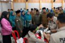 Sinergi kemanusiaan Pemkab, Baznas, dan TP-PKK Kabupaten Tanjung Jabung Barat dalam menghadirkan layanan khitanan massal gratis bagi warga. Tampak Wakil Bupati H. Katamso bersama para pejabat daerah memberikan dukungan moral kepada anak yang sedang dikhitan oleh tim medis, Selasa (23/6). (Foto: Dok. Prokopim Tjb)