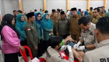 Sinergi kemanusiaan Pemkab, Baznas, dan TP-PKK Kabupaten Tanjung Jabung Barat dalam menghadirkan layanan khitanan massal gratis bagi warga. Tampak Wakil Bupati H. Katamso bersama para pejabat daerah memberikan dukungan moral kepada anak yang sedang dikhitan oleh tim medis, Selasa (23/6). (Foto: Dok. Prokopim Tjb)