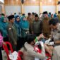 Sinergi kemanusiaan Pemkab, Baznas, dan TP-PKK Kabupaten Tanjung Jabung Barat dalam menghadirkan layanan khitanan massal gratis bagi warga. Tampak Wakil Bupati H. Katamso bersama para pejabat daerah memberikan dukungan moral kepada anak yang sedang dikhitan oleh tim medis, Selasa (23/6). (Foto: Dok. Prokopim Tjb)
