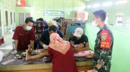 Kegiatan Bakti Sosial Khitanan Massal dalam rangka TMMD ke-113 Tahun 2022 Kodim 0419/Tanjab di GOR Desa Intan Jaya, Kecamatan Muara Papalik, Kamis (19/5/22). FOTO : PENDIM Tjb