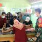 Kegiatan Bakti Sosial Khitanan Massal dalam rangka TMMD ke-113 Tahun 2022 Kodim 0419/Tanjab di GOR Desa Intan Jaya, Kecamatan Muara Papalik, Kamis (19/5/22). FOTO : PENDIM Tjb