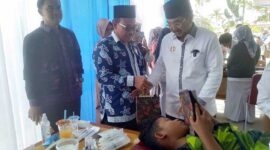 Bupati Tanjung Jabung Barat H Anwar Sadat didampingi Kepala Dinas Kesehatan H Zaharuddin bagikan bingkisan kepada Anak yang di Khitan, Rabu (2/8/23). FOTO : LT