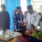 Bupati Tanjung Jabung Barat H Anwar Sadat didampingi Kepala Dinas Kesehatan H Zaharuddin bagikan bingkisan kepada Anak yang di Khitan, Rabu (2/8/23). FOTO : LT