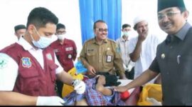 Kepala Dinas Kesehatan Kabupaten Tanjab Barat H. Zaharudin Mendampingi Bupati Anwar Sadat Meninjau Sunatan Massal. FOTO : Ary/Ist