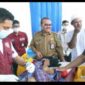 Kepala Dinas Kesehatan Kabupaten Tanjab Barat H. Zaharudin Mendampingi Bupati Anwar Sadat Meninjau Sunatan Massal. FOTO : Ary/Ist