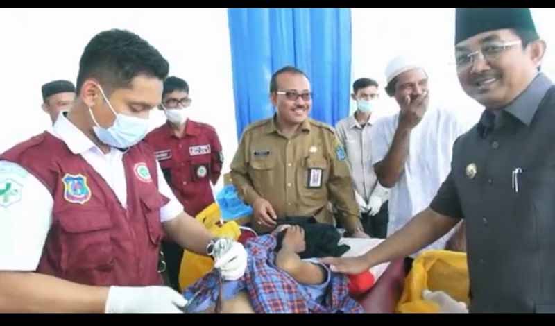 Kepala Dinas Kesehatan Kabupaten Tanjab Barat H. Zaharudin Mendampingi Bupati Anwar Sadat Meninjau Sunatan Massal. FOTO : Ary/Ist