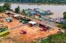 Aktivitas pembongkaran BBM dari kapal tanker ke mobil tangki Pertamina di fasilitas penyangga Tayan, Sanggau, Kalimantan Barat, untuk mengamankan pasokan di wilayah Sintang yang terdampak surutnya Sungai Kapuas. (FOTO : Dok. Pertamina)