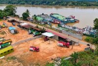 Aktivitas pembongkaran BBM dari kapal tanker ke mobil tangki Pertamina di fasilitas penyangga Tayan, Sanggau, Kalimantan Barat, untuk mengamankan pasokan di wilayah Sintang yang terdampak surutnya Sungai Kapuas. (FOTO : Dok. Pertamina)