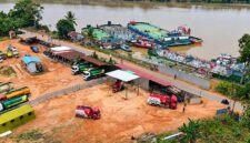 Aktivitas pembongkaran BBM dari kapal tanker ke mobil tangki Pertamina di fasilitas penyangga Tayan, Sanggau, Kalimantan Barat, untuk mengamankan pasokan di wilayah Sintang yang terdampak surutnya Sungai Kapuas. (FOTO : Dok. Pertamina)