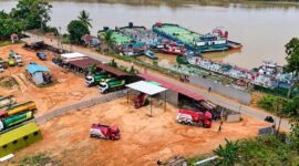 Aktivitas pembongkaran BBM dari kapal tanker ke mobil tangki Pertamina di fasilitas penyangga Tayan, Sanggau, Kalimantan Barat, untuk mengamankan pasokan di wilayah Sintang yang terdampak surutnya Sungai Kapuas. (FOTO : Dok. Pertamina)