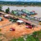 Aktivitas pembongkaran BBM dari kapal tanker ke mobil tangki Pertamina di fasilitas penyangga Tayan, Sanggau, Kalimantan Barat, untuk mengamankan pasokan di wilayah Sintang yang terdampak surutnya Sungai Kapuas. (FOTO : Dok. Pertamina)