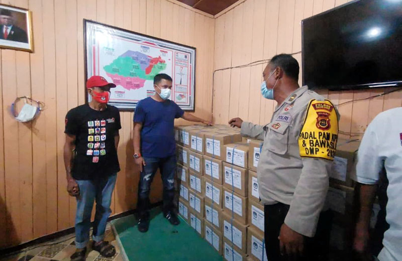 FOTO : Komisi Pemilihan Umum (KPU) Kabupaten Tanjung Jabung Barat Saat Menerima Logistis untuk Pilkada Bupati dan Wakil Bupati Tanjab Barat 2020 pada Minggu (15/11/20).