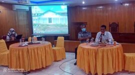 Kadis Koperindag bersama Kadis Perhubungan saat memimpin pertemuan bersama Pedagang Pasar Parit 1, Rabu (15/12/21). FOTO : Bas