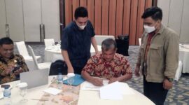 Syamsul Juhari Kepala Dinas Perhubungan Kabupaten Tanjung Jabung Barat teken perjanjian Hibah Barang Milik Negara Dermaga Roro Kuala Tungkal dari Menteri Perhubungan RI ke Pemkab Tanjab Barat, Jum'at (10/6/22). FOTO : Ist
