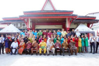 FOTO : Bupati  Tanjung Jabung Barat Dr. H. Safrial Bersama Pimpinan dan Karyawan Bank Jambi pada Acara HUT ke-58 di halaman Bank  Jambi Cabang Kuala Tungkal, Jumat (08/01/21).