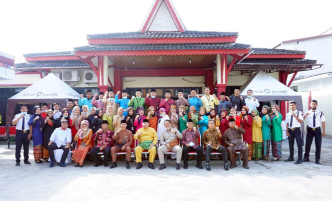 FOTO : Bupati  Tanjung Jabung Barat Dr. H. Safrial Bersama Pimpinan dan Karyawan Bank Jambi pada Acara HUT ke-58 di halaman Bank  Jambi Cabang Kuala Tungkal, Jumat (08/01/21).