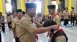 Sekretaris Daerah Tanjab Barat Hermansyah Ketika Mengalungkan Tanda Peserta Acara Pembukaan Perticab ke-3 Saka Bakti Husada. FOTO : Prokopim