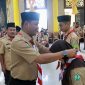Sekretaris Daerah Tanjab Barat Hermansyah Ketika Mengalungkan Tanda Peserta Acara Pembukaan Perticab ke-3 Saka Bakti Husada. FOTO : Prokopim