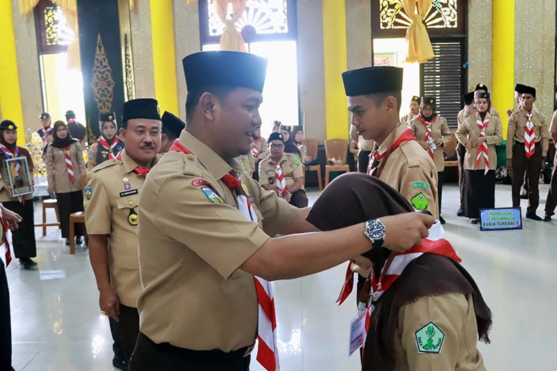 Sekretaris Daerah Tanjab Barat Hermansyah Ketika Mengalungkan Tanda Peserta Acara Pembukaan Perticab ke-3 Saka Bakti Husada. FOTO : Prokopim