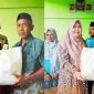 Bupati Tanjab Barat, H. Anwar Sadat didampingi Ketua TP PKK, Umi Hj. Fadilah Sadat Membagikan paket bantuan sembako kepada warga di 3 (tiga) desa wilayah Kecamatan Betara, yakni Desa Bunga Tanjung, Desa Serdang Jaya, dan Desa Terjun Gajah, Kamis (4/9/25). FOTO : DOKPIM