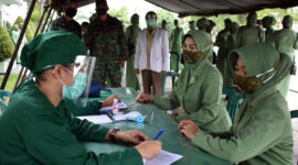 FOTO : Persit Koorcabrem 042 PD II Sriwijaya menggelar Pemeriksaan Infeksi Visual Asam Asetat (IVA Test di Aula ZB Palaguna Yonif R-142/KJ Kasang, Jambi, Senin (10/08/20)