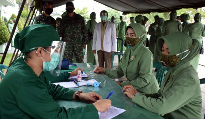 FOTO : Persit Koorcabrem 042 PD II Sriwijaya menggelar Pemeriksaan Infeksi Visual Asam Asetat (IVA Test di Aula ZB Palaguna Yonif R-142/KJ Kasang, Jambi, Senin (10/08/20)