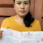 Sartina Menunjukan Surat BuktI Laporannya Terhadap Bos CV Boemi Coffee Indonesia ke Polrestabes Medan. FOTO : Ist