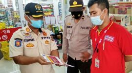 Satgas Memberikan Arahan Kepada Salah Satu Karyawan Minimarket. FOTO : Istimewa
