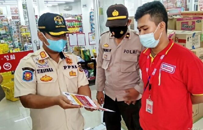 Satgas Memberikan Arahan Kepada Salah Satu Karyawan Minimarket. FOTO : Istimewa